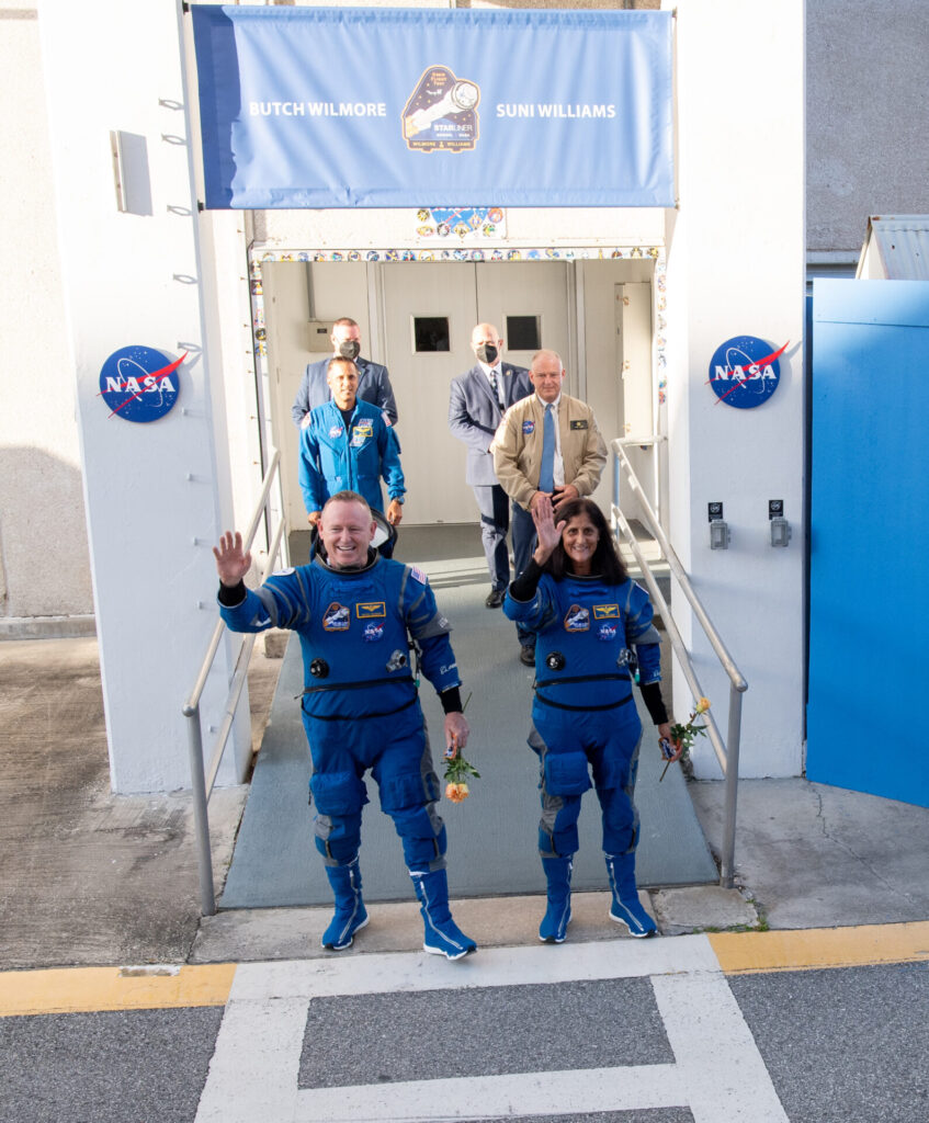 Les astronautes Sunita Williams et Barry Wilmore s'apprêtent à embarquer dans le Starliner